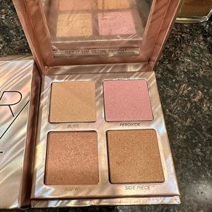New with tag Urban Decay Afterglow highlighter pallete